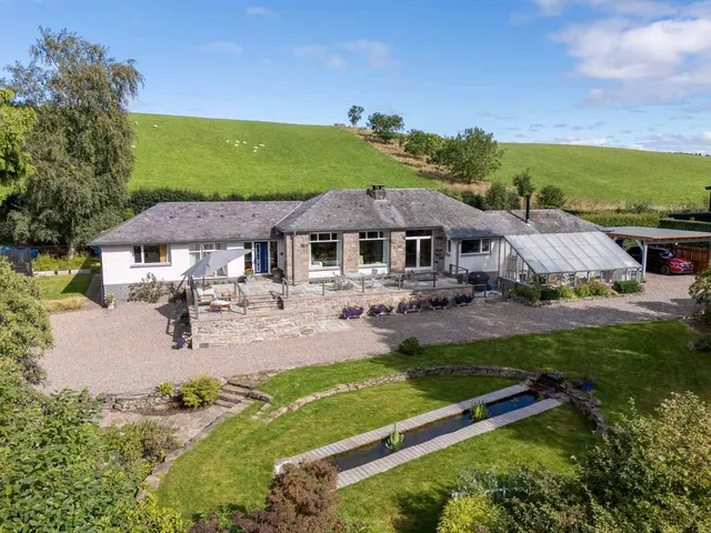 County Place, Pitcairngreen, PH1, photo 1