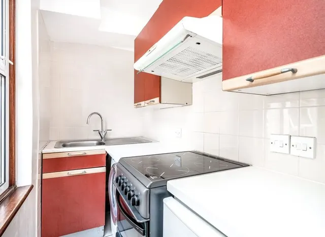 Photo 3 — Crown Road, Twickenham, TW1