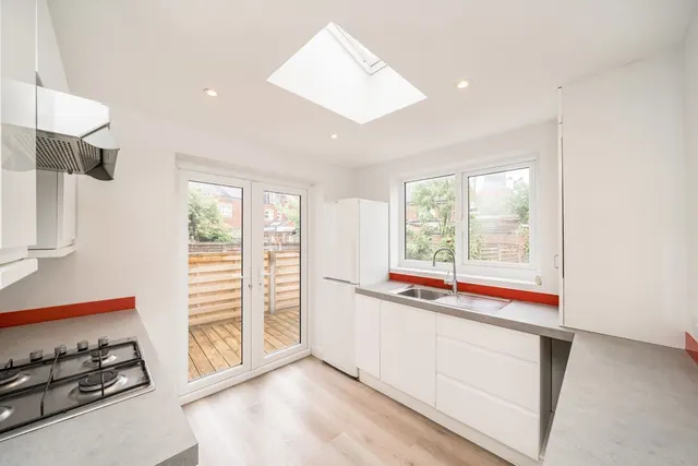 Strathville Road, SW18, photo 2