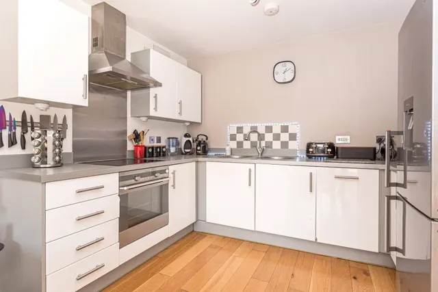 High Street, Adur, E17, photo 3
