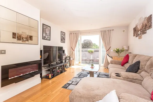 High Street, Adur, E17, photo 2