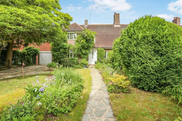 Meadow Way, Burgh Heath, Tadworth, KT20 5LY, photo 1