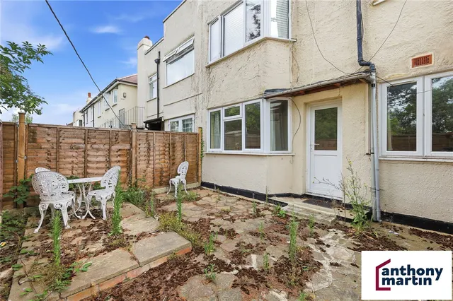 Photo 3 — Holmleigh Avenue, Dartford, DA1