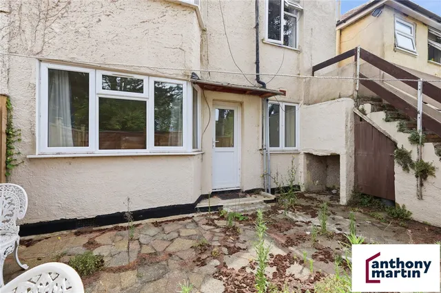 Photo 2 — Holmleigh Avenue, Dartford, DA1