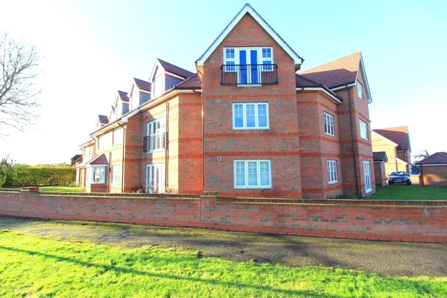 Photo 3 — 110 Larchfield Road, MAIDENHEAD
