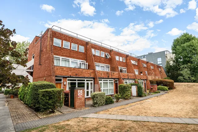 Woodside Park Road, London, N12, photo 1