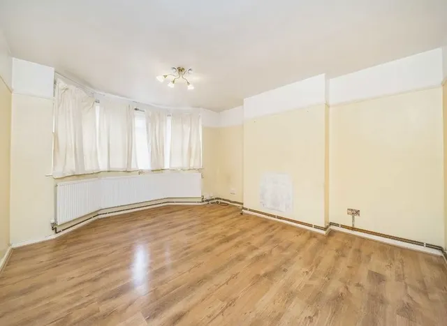 Photo 2 — Holly Way, Mitcham, CR4