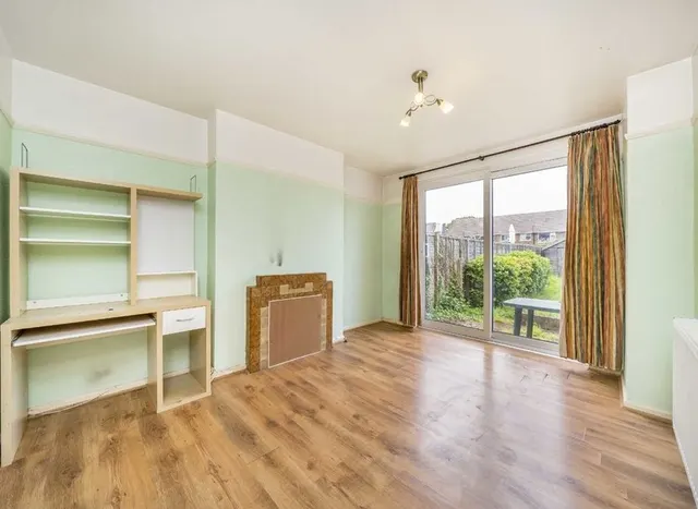Photo 3 — Holly Way, Mitcham, CR4
