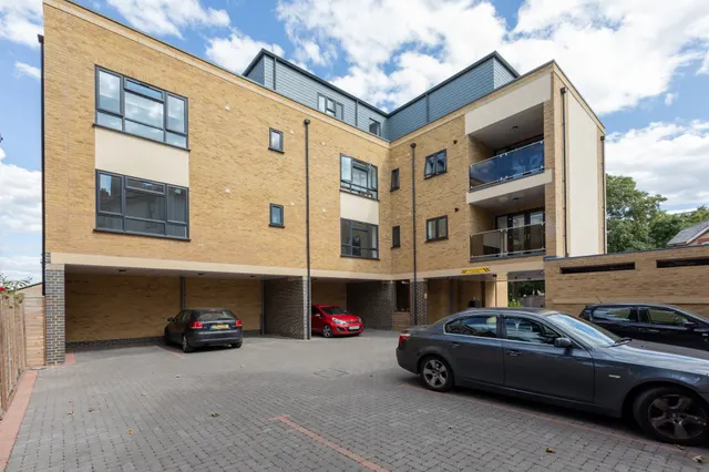 Photo 2 — Cookham Road, Maidenhead, SL6