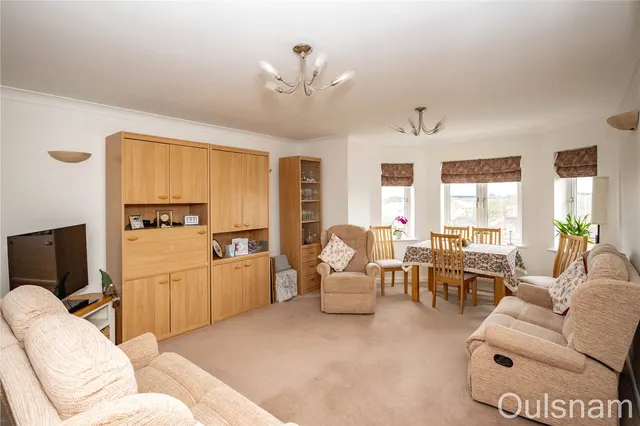 Photo 2 — Stratford Gardens, Bromsgrove, Worcestershire, B60 1EU