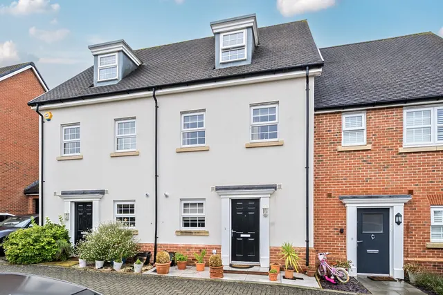 De Montfort Square, Odiham, Hook, RG29 1FR, photo 1