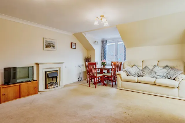 London Road, Redhill, photo 1