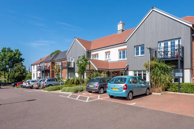 Eaves Court, The retreat, HP27, photo 1