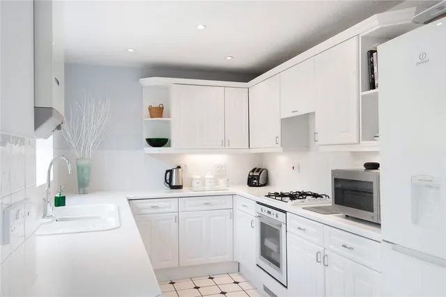 Photo 3 — Coltsfoot Close, Burghfield Common, Reading, Berkshire, RG7 3JT