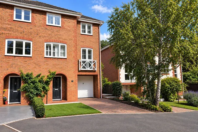 Coltsfoot Close, Burghfield Common, RG7, photo 1