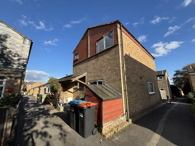 Buckingham Gate, Eaglestone, photo 1