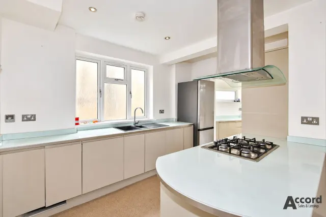 Pettits Boulevard, Romford, RM1, photo 2