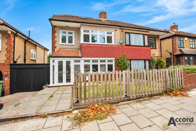Pettits Boulevard, Romford, RM1, photo 1