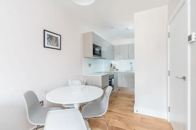Finchley Road, London, NW3, photo 2