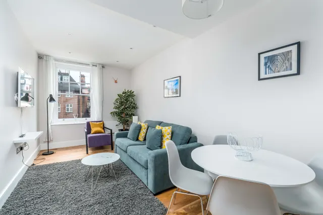 Finchley Road, London, NW3, photo 1