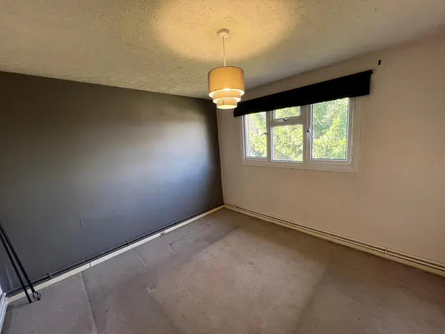 Broadfield, RH11, photo 2