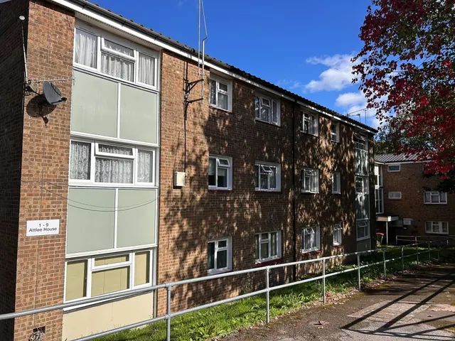 Broadfield, RH11, photo 1