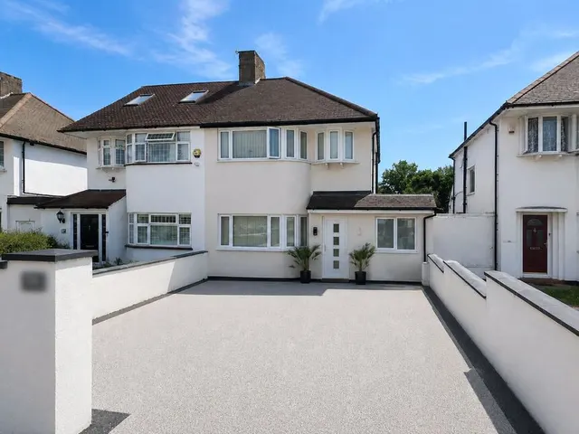 4 bedroom house — Woolacombe Road, London, SE3