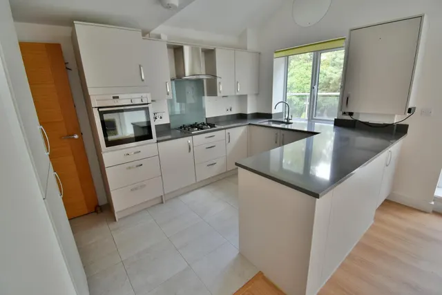 Lea Court, BH22, photo 2