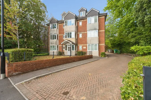 Regents Park Road, Southampton, photo 1