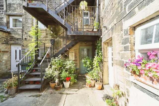 Springhill Place, Wilsden, Bradford, photo 1