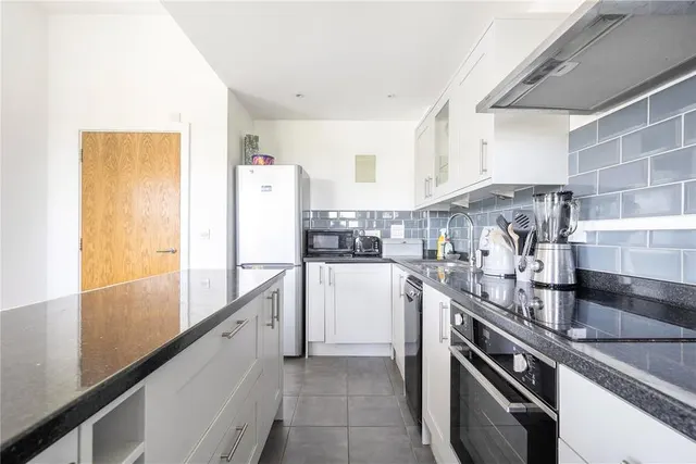Victoria Way, Woking, GU21, photo 2