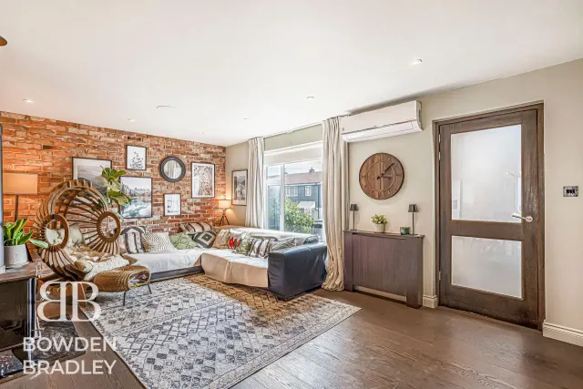 Brocket Way, Chigwell, IG7, photo 3