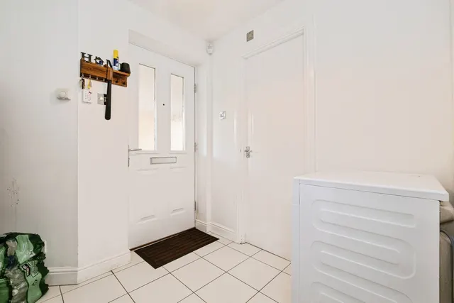 Photo 2 — Beech Close, Loughton, Essex, IG10
