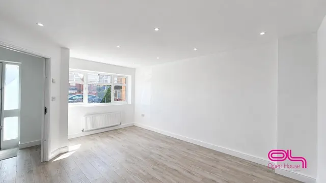 Higher Clough Close, Bolton, BL3, photo 3