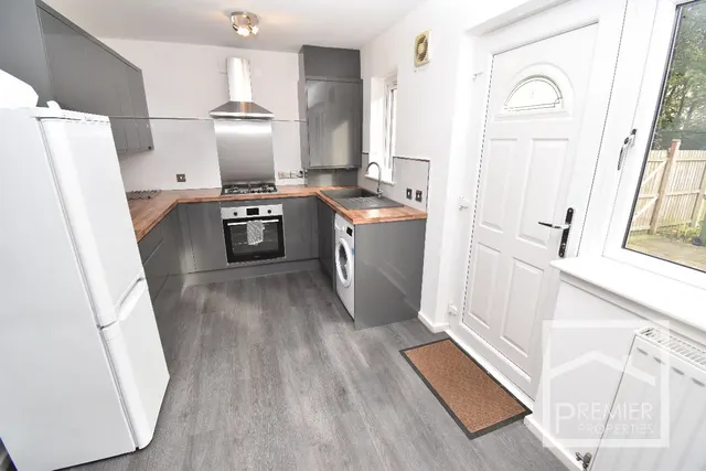 Photo 3 — 3 bedroom Mid-Terraced To Let