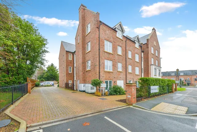 Great North Road, Hatfield, AL9, photo 1