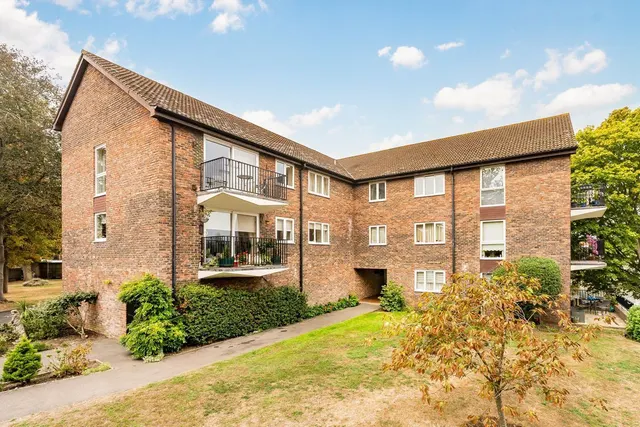 Hillrise, Walton-On-Thames, KT12, photo 1