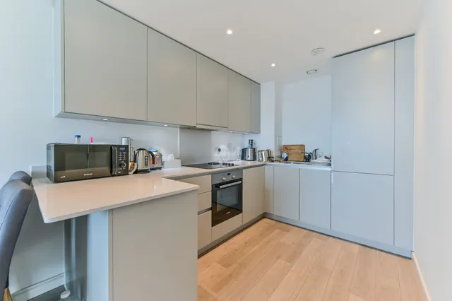 Photo 2 — Flat 340 Pinnacle Apartments, 11 Saffon Central Square