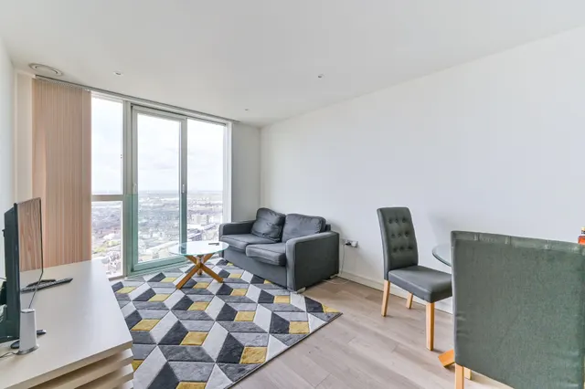 Flat 340 Pinnacle Apartments, 11 Saffon Central Square, photo 1