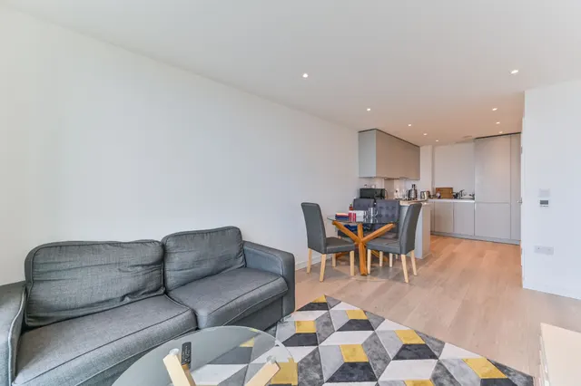 Photo 3 — Flat 340 Pinnacle Apartments, 11 Saffon Central Square