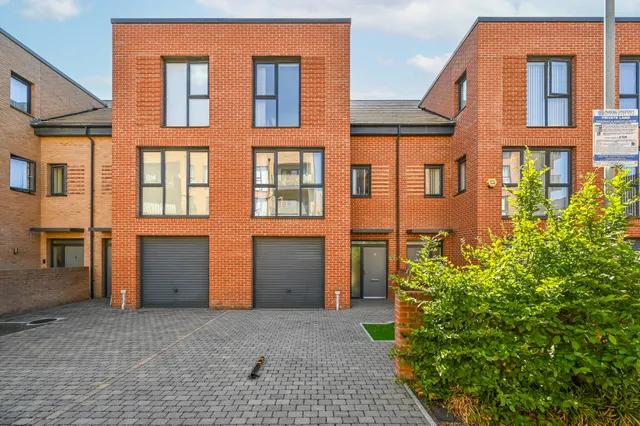 39 Reynard Way, Brentford, photo 1