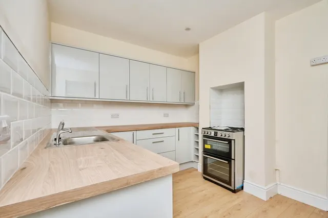 Adelaide Grove, East Cowes, PO32, photo 2