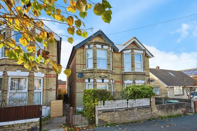Adelaide Grove, East Cowes, PO32, photo 1