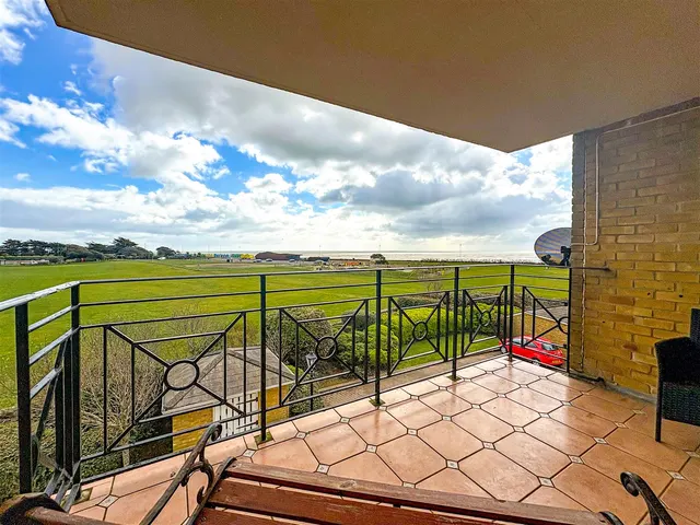 Beach Crescent, Littlehampton, photo 2