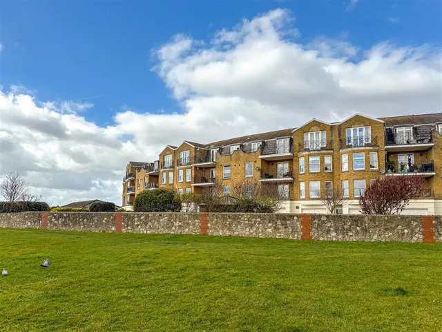 Beach Crescent, Littlehampton, photo 1