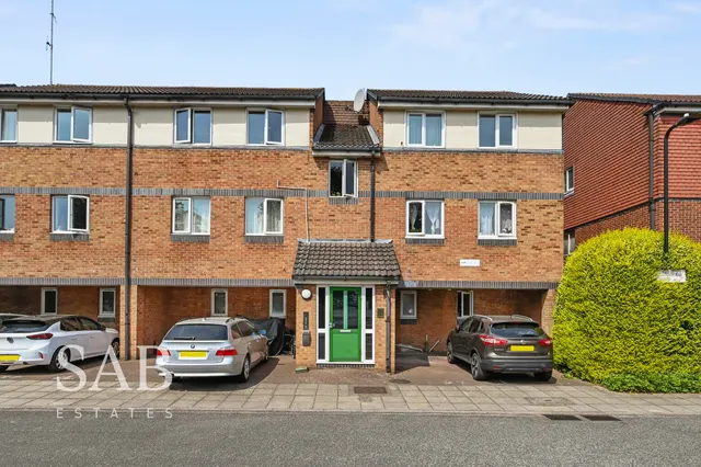 Frensham Close, Southall, UB1, photo 1