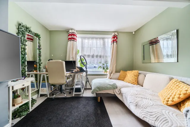 Photo 2 — 20 Westcott Crescent, London