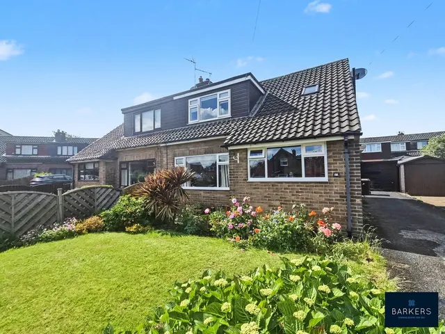 Swincliffe Crescent, Gomersal BD19 4BD, photo 1