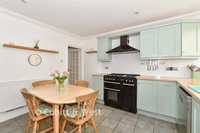 Taylors Crescent, Cranleigh, GU6, photo 2