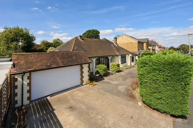 Kings Road, Walton-on-Thames, KT12, photo 1
